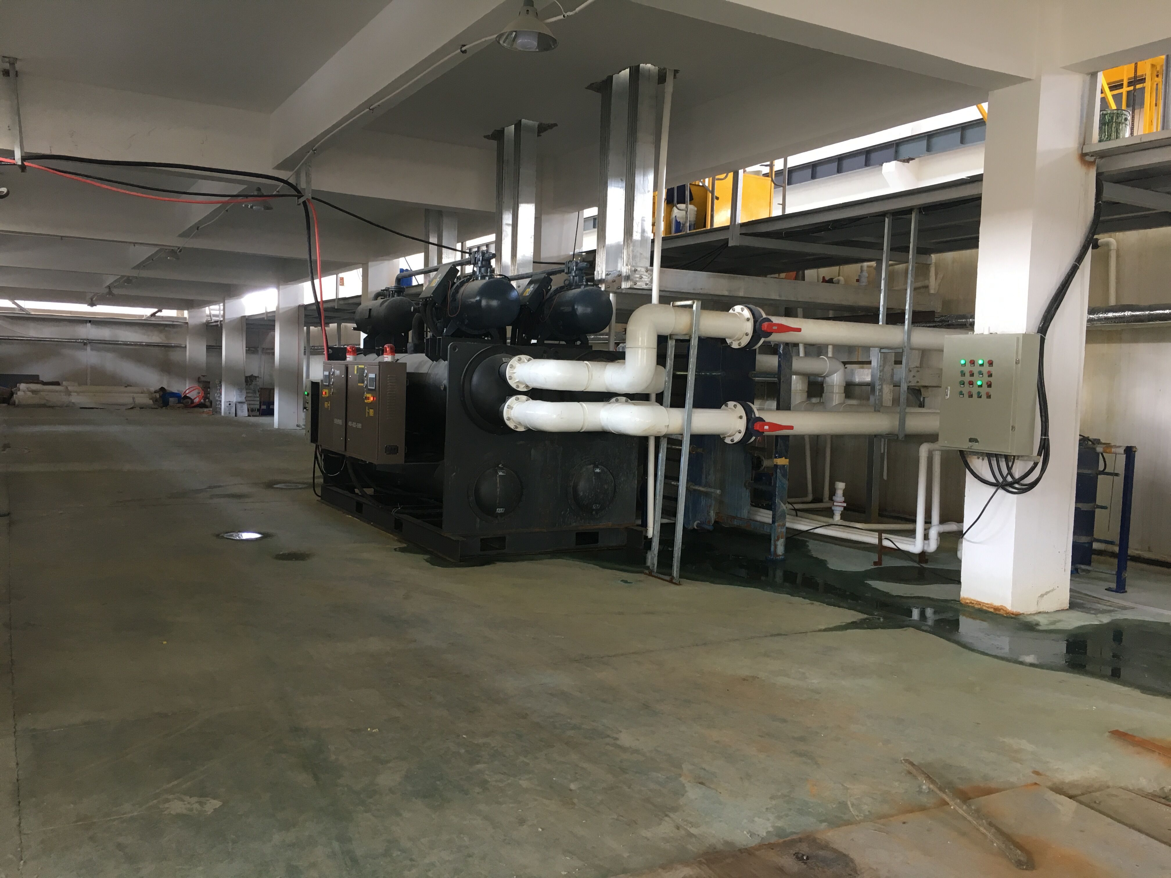 工業螺桿滿液式冷水機組